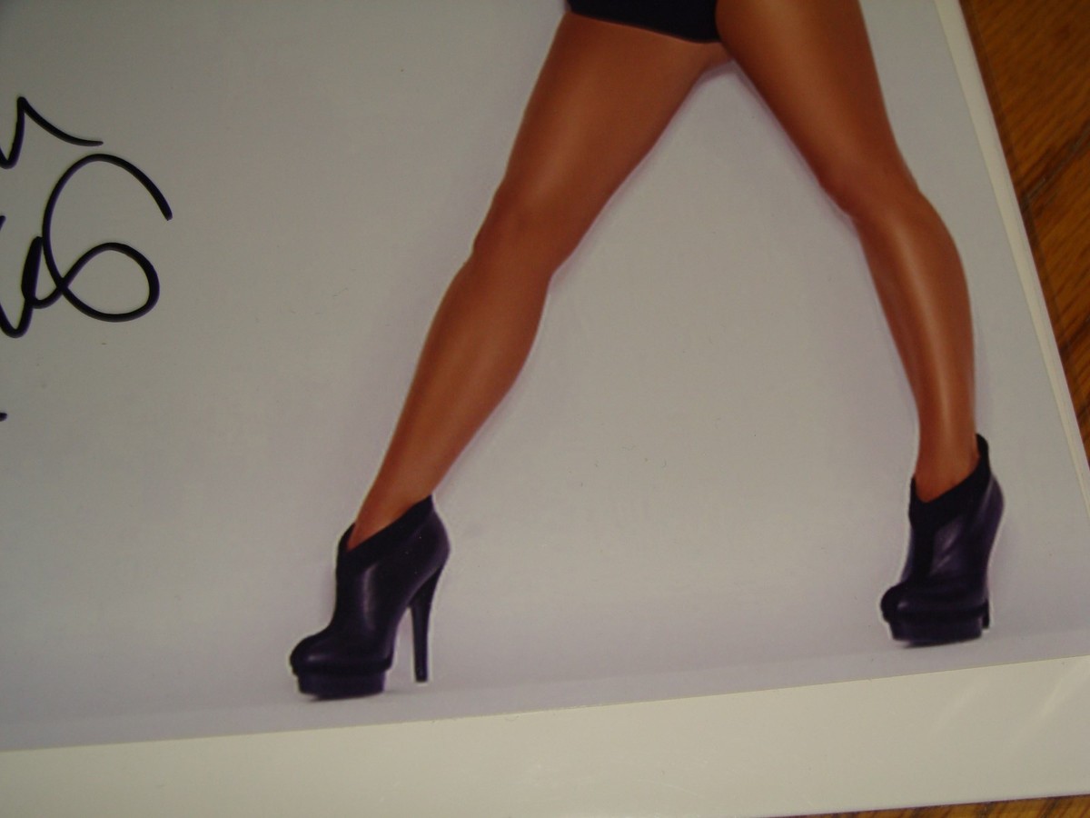 KIM KARDASHIAN AUTOGRAPHED SIGNED 8