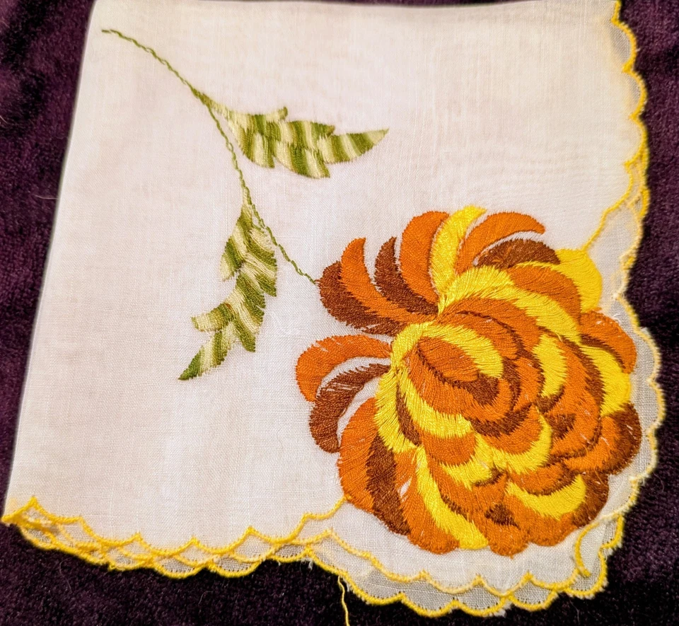 11 pañuelos vintage con amarillo, bordados e estampados Foto 3 de 4