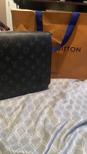LOUIS VUITTON DISTRICT PM MONOGRAM ECLIPSE MESSENGER BAG (EPJ027396)