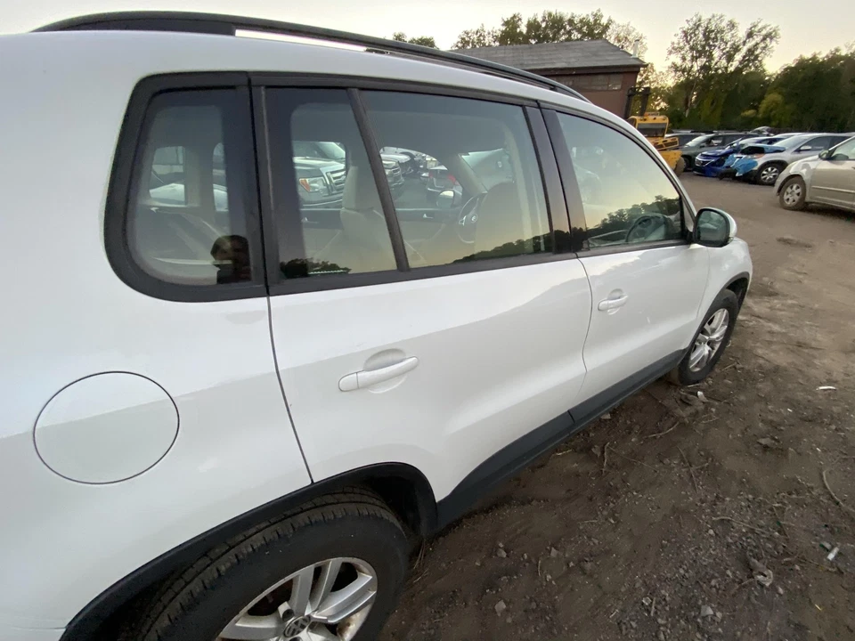 Used Rear Right Door Assembly Rear Side fits: 2017 Volkswagen Tiguan electric li - Image 2 of 4