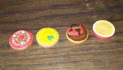 4 x Nostalgie Porzellan Kuchen Torte Bäckerei Cafe-Puppenhaus-Puppenstube-1:12