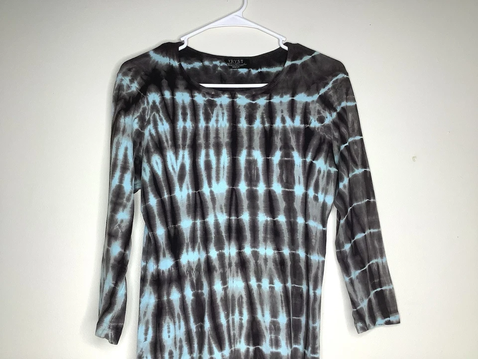 Top Y2K Tryst By Mathew marrón y azul tie dye Foto 2 de 4