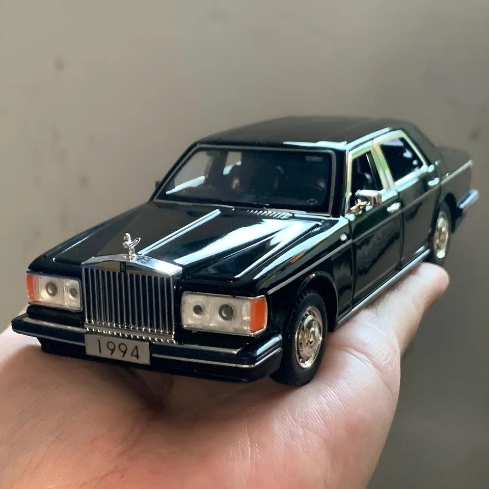 1:32 1994 Rolls Royce Silver Spur Diecast Vintage Car Model w/ Light Sound Toy - Image 4 of 4