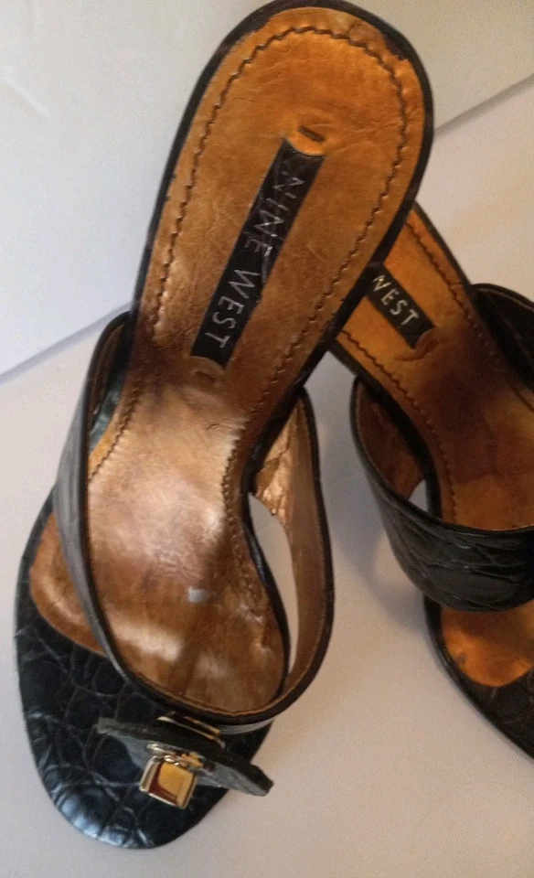 Sandalia De Colección Y2K Nine West Croc Cuero Repujado 2-1/2" Tacón Gatito Cierre Dorado Talla 7 Foto 4 de 4