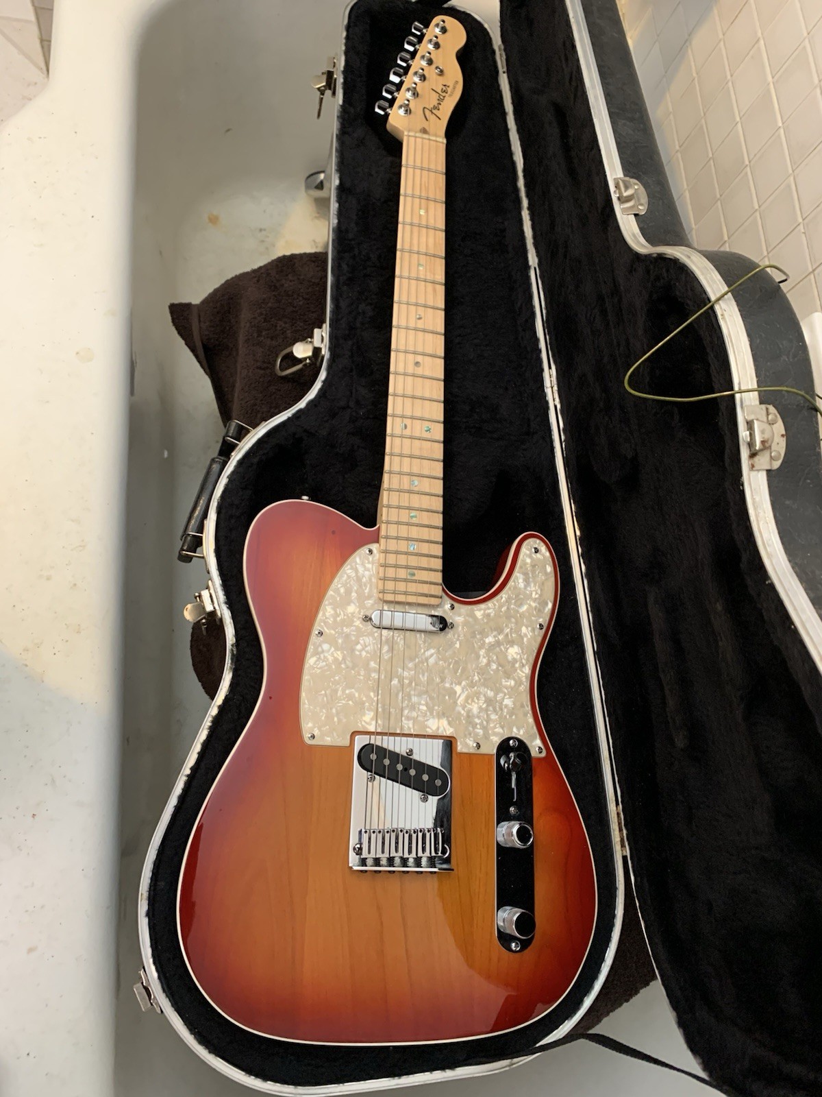 Fender Telecaster Sunburst Electric Guitar 6 String w/ Case DZ8175811