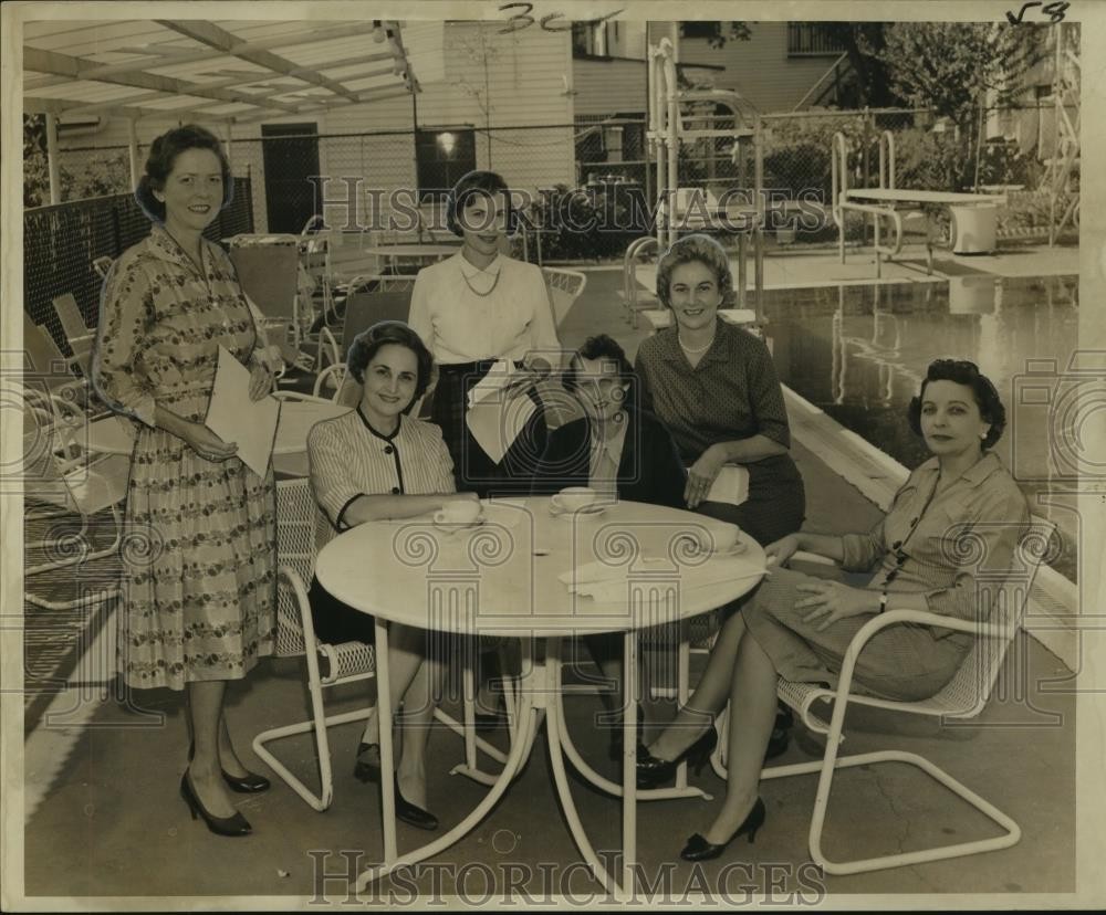 1960 Press Photo Valencia Club's Auxiliary sits around swimming pool at club