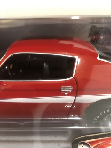 1971 Camaro RED 1:18 Auto World 1197 - Picture 4 of 6