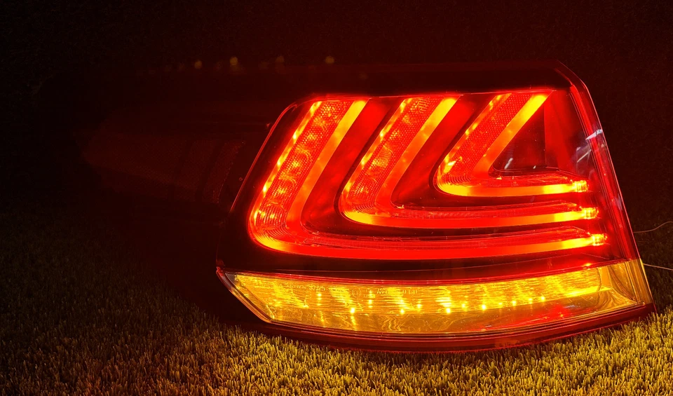 LUZ TRASERA LEXUS LS460 LS460L 2013-2017 lado izquierdo (lado del conductor) LED fabricante original usada Foto 4 de 4