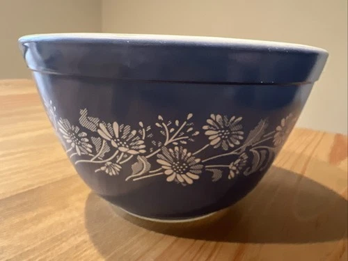 VINTAGE PYREX COLONIAL MIST #401 MIXING BOWL 750ml in BLUE & WHITE with DAISIES