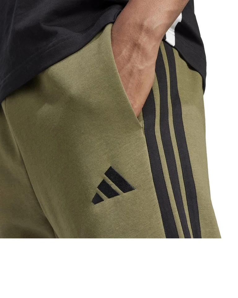 Pantaloni tuta UOMO Adidas Essentials 3-Stripes Fleece Verde oliva Cotone - Imagen 3 de 4