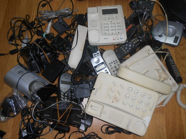 LOTE DE TELEFONOS CON AÑOS, FIJOS  CON CABLES, INALAMBRICOS, CARGADORES, 