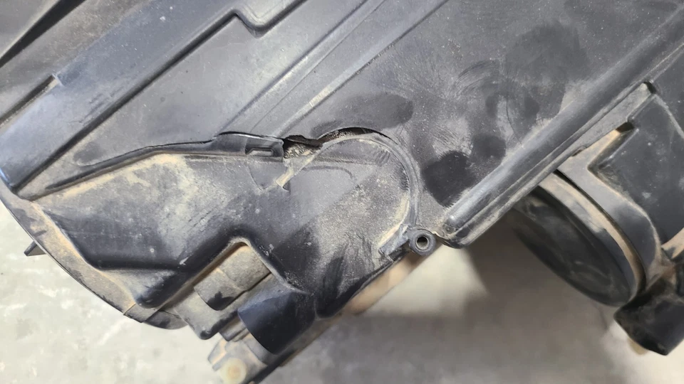 Faros Volkswagen Jetta 2014 Hella piezas del lado del conductor solo pestañas rotas Foto 3 de 4