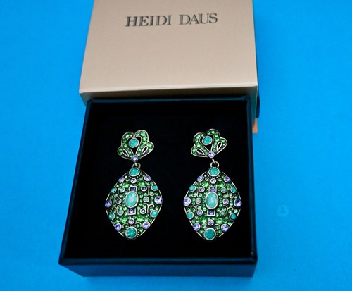 $70 HEIDI DAUS Sparkling Storyteller Crystal Drop Earrings Green Omega - Picture 2 of 3