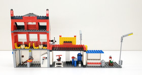 LEGO 7641 - City Corner - Complete Buildings / Bus w/ 1 Figure - Box - 2009
