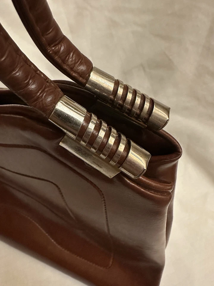 Cartera de mano retro vintage de mediados de siglo con estructura de cuero sintético marrón de los años 50 Foto 2 de 4