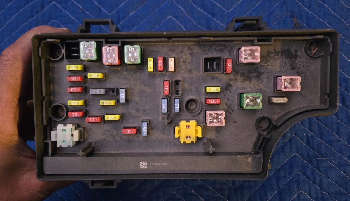 2006-2010 CHRYSLER PT CRUISER TIPM POWER MODULE FUSE BOX