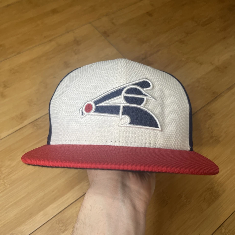 New Era 59FIFTY Chicago White Sox ALT Batter Swing Retro Logo Fitted 7 1/4 Hat - Image 2 of 4