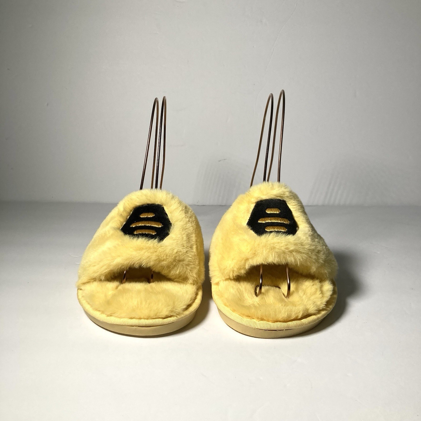 PANTOFOLA D’ORO Pantofole da donna gialle in pelliccia sintetica Bumble App taglia US 7 5 8 5 EURO 38 39