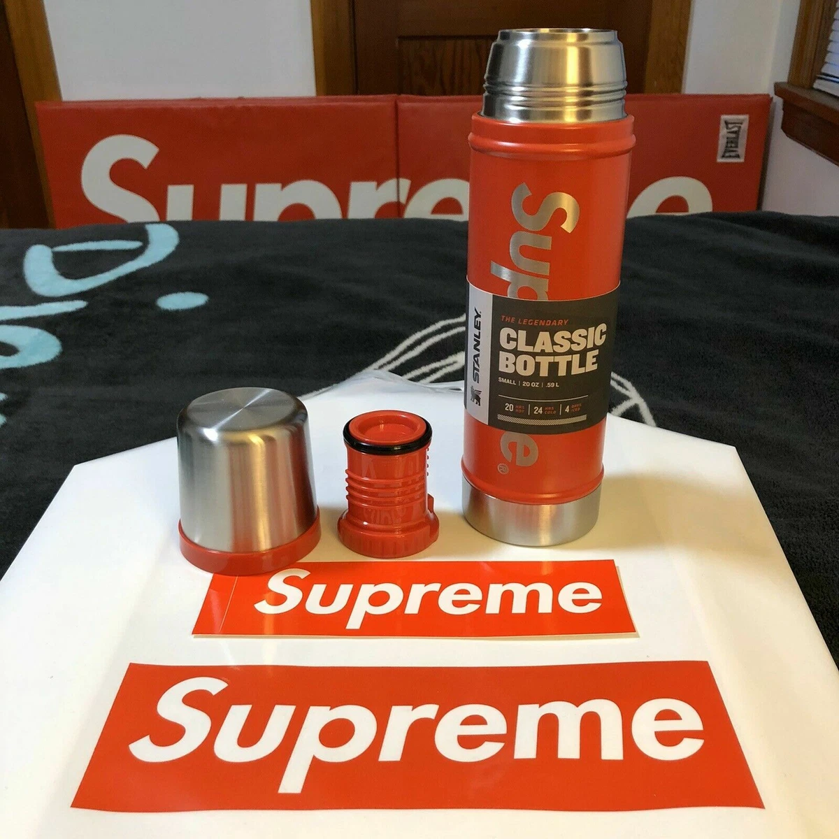 FW19 SUPREME STANLEY 20 OZ. VACUUM INSULATED BOTTLE RED CLASSIC