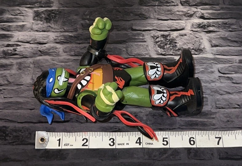 Teenage Mutant Ninja Turtles Ninja Super Stars Leonardo como Finn Balor WWE TMNT Foto 4 de 4