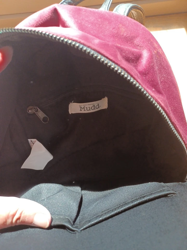 Mochila pequeña para mujer Mudd en terciopelo borgoña. Con correas negras Foto 4 de 4