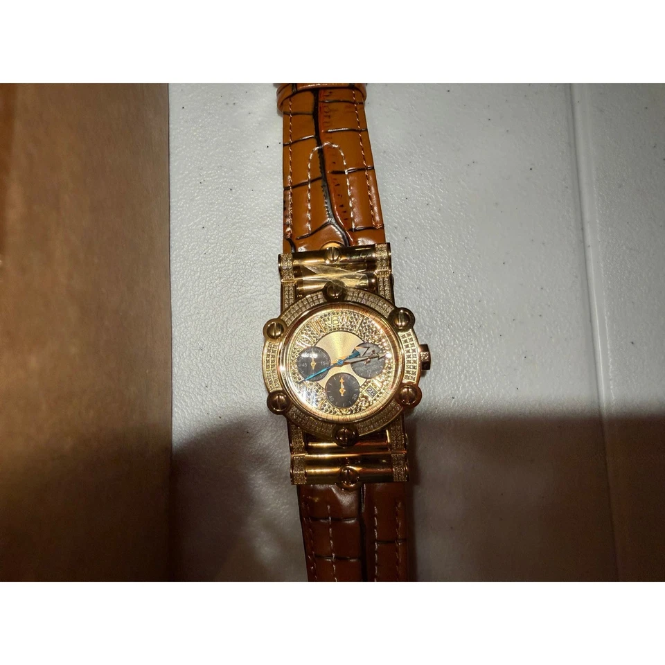 Reloj crónico para hombre tono dorado detalles de diamantes correa de cuero marrón cocodrilo en relieve Foto 2 de 4