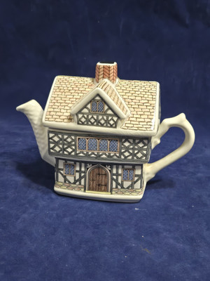 Sadler ''Tudor House'' Teapot English Country Houses Henry VIII - Beautiful -A2121