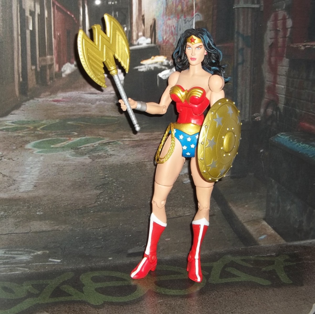 DC DIRECT UNIVERSE CLASSICS WAVE WONDER WOMAN W SHIELD FIGURE