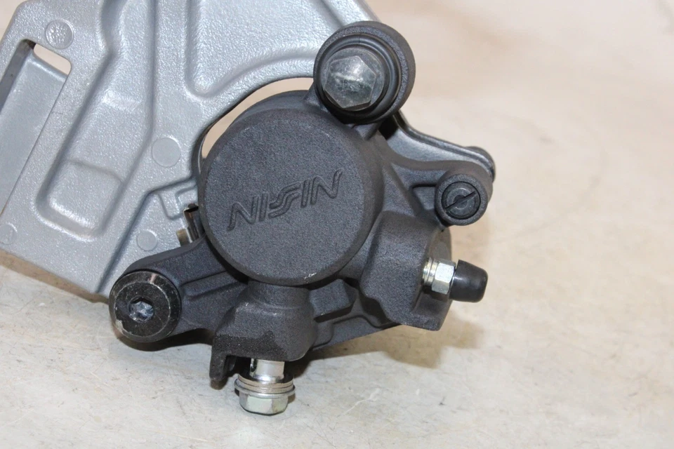 Suzuki SV650 2020 OEM pinza de freno trasera con soporte de montaje Foto 2 de 4