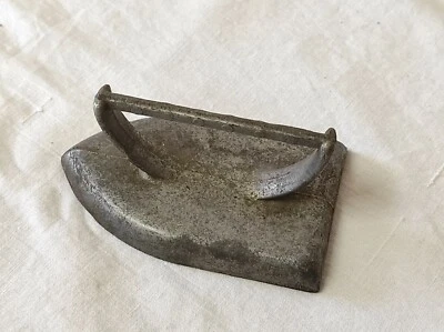 Ancien petit Fer à repasser en aluminium 8 x 5 cm pour dentellière ou jouet - Photo 1/4