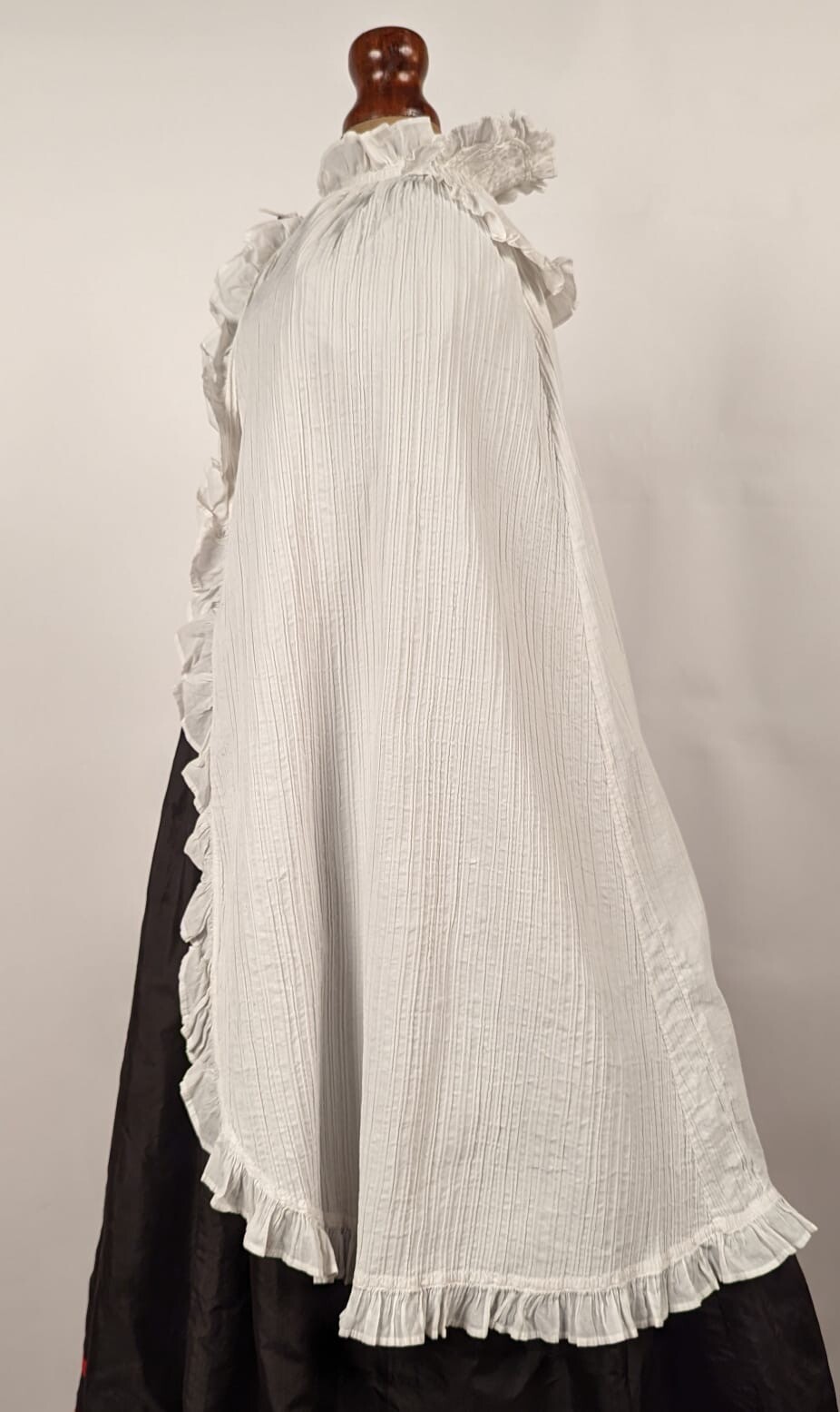 REGENCY EARY 19TH C WHITE STRIPED COTTON CHILD’S CAPE W RUFFLED COLLAR  image 3