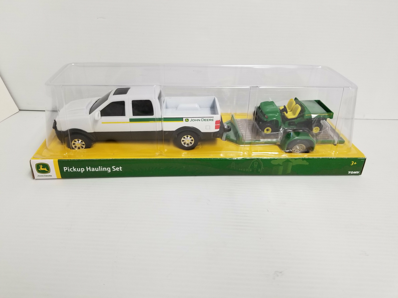 TBEK37510 John Deere ERTL 8-in White Pickup Hauling Gator Se
