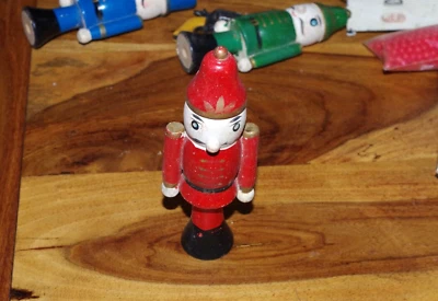 SOLDAT ANCIEN EN BOIS 170 mm rouge FIGURINE TYPE CASSE NOISETTE OU JEU DE QUILLE - Photo 1/3