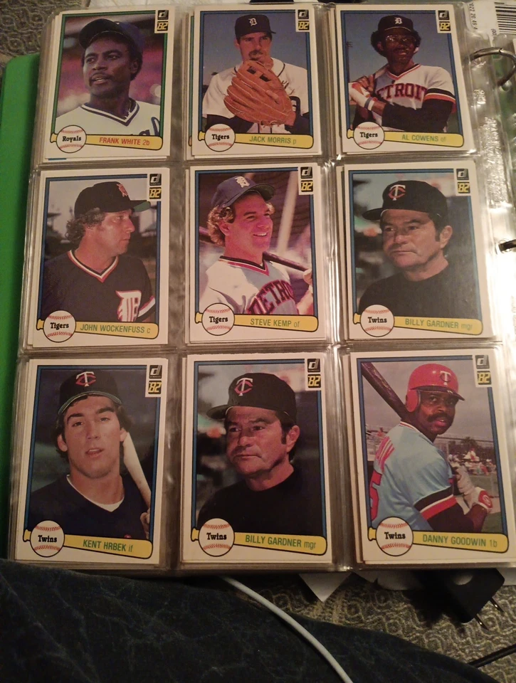 Álbum de tarjetas Topps 1981-1982 que incluye algunas tarjetas Fleer Foto 3 de 4