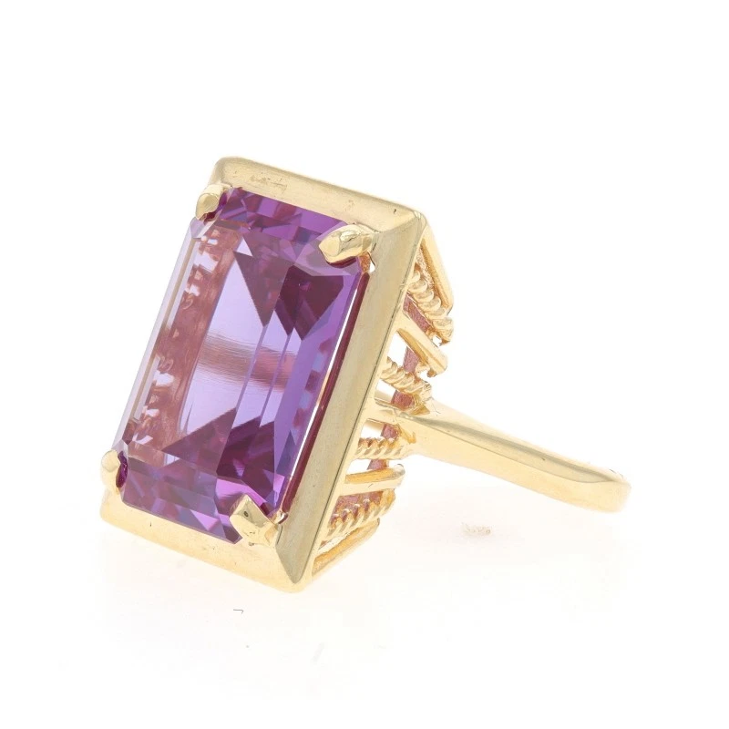 Anillo solitario vintage de zafiro con cambio de color creado en laboratorio de oro amarillo 10 k 12,50 quilates Foto 3 de 4