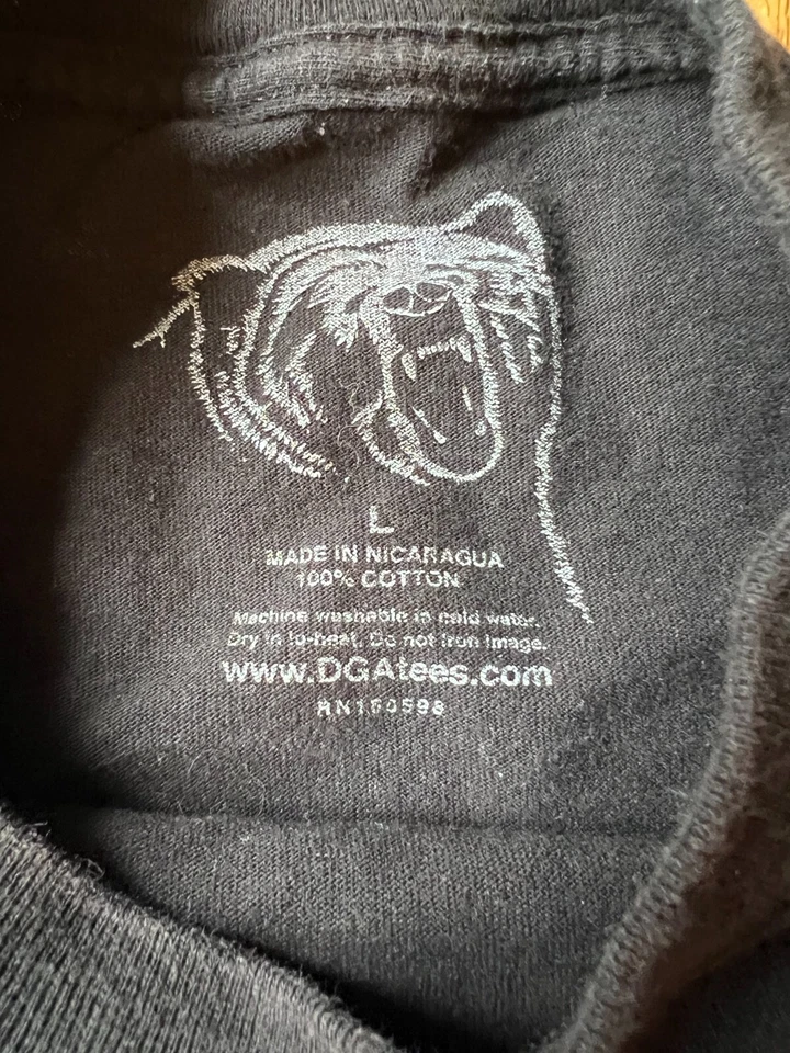 Camiseta DGA David Gonzales Da Hook Up Lowrider Arte Chicano Negra Iluminación Grande Foto 3 de 4