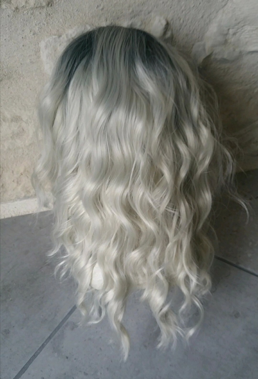 Perruque synthétique blonde clair anti-reflets artificiels - 3