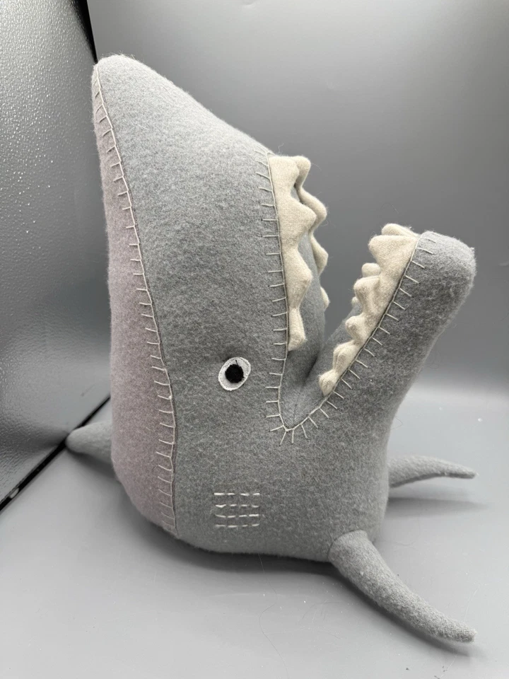 Soporte de pared con cabeza de tiburón Pillowfort - Decoración temática de océano para habitación infantil Foto 2 de 4