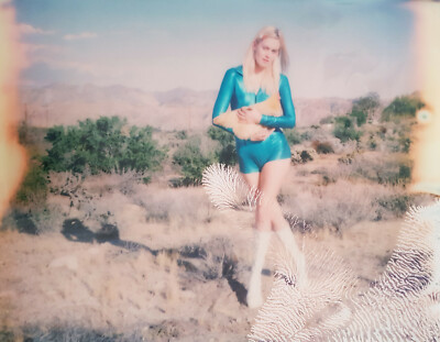 STEFANIE SCHNEIDER - Handsigniert/nummeriert C-Print ''HOLDING ON TIGHT''102 x 125