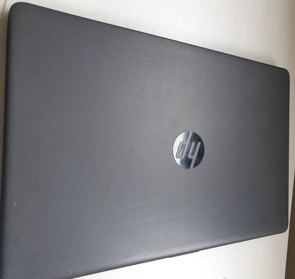 HP 250 G8 15.6 in Laptop i5-1035G7 2.40 GHz 4GB 256 GB NVMe SSD Windows 11 Pro - Image 3 of 4