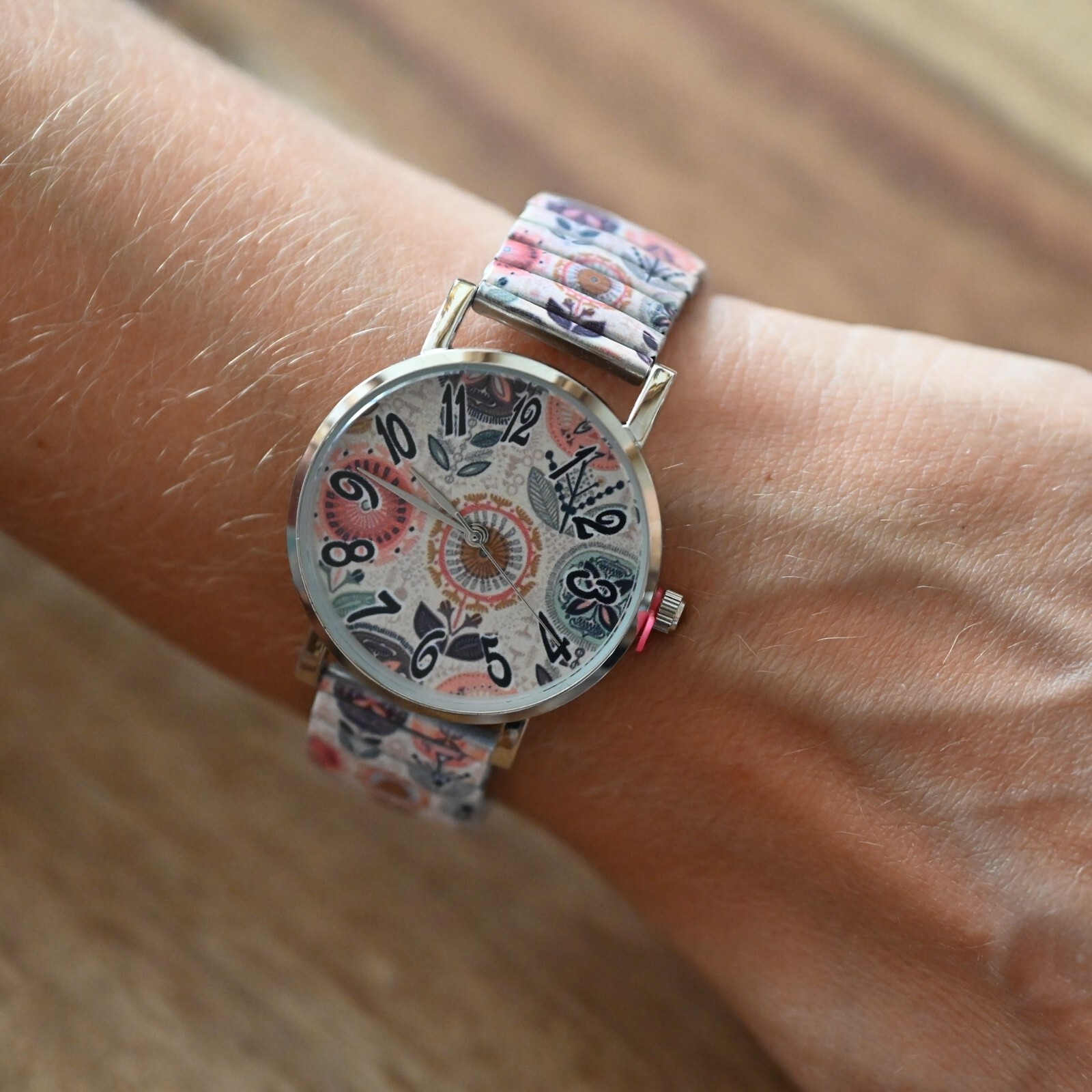 Montre motifs fleurs géométriques anti-rayures étanche pour un usage quotidien sans stress