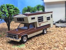 1:64 GreenLight WINNEBAGO 1982 Chevy C20 Silverado Slide-In Camper Cheverolet 