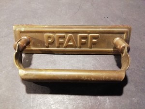 Alter Messing Beschlag Zierteil Griff für Pfaff Nähmaschine oder Koffer