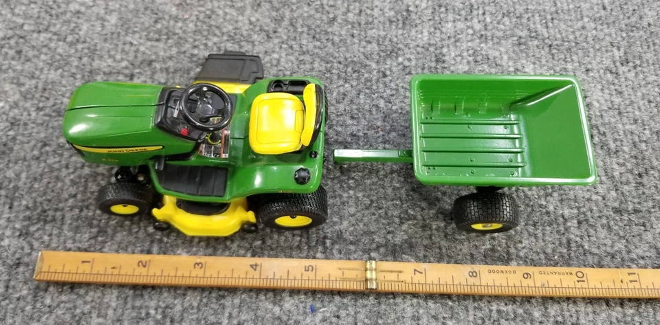 ERTL 1/16 JOHN DEERE MODELO X324 TRATOR DE GRAMA E CARRINHO COM CAIXA METAL FUNDIDO VERDE - Imagem 3 de 4