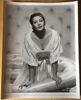 Yvonne de Carlo PORTRAIT Pressefoto #682 Morgenmantel  Mode