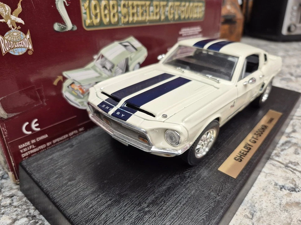 Shelby GT500KR Road Legends 1968 1:18 blanco con rayas azules oscuras Foto 3 de 4
