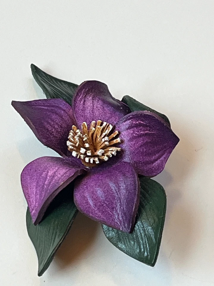 Broche prendedor vintage hecho a mano de cuero púrpura profundo madera flor violeta - 2,75 x Foto 4 de 4