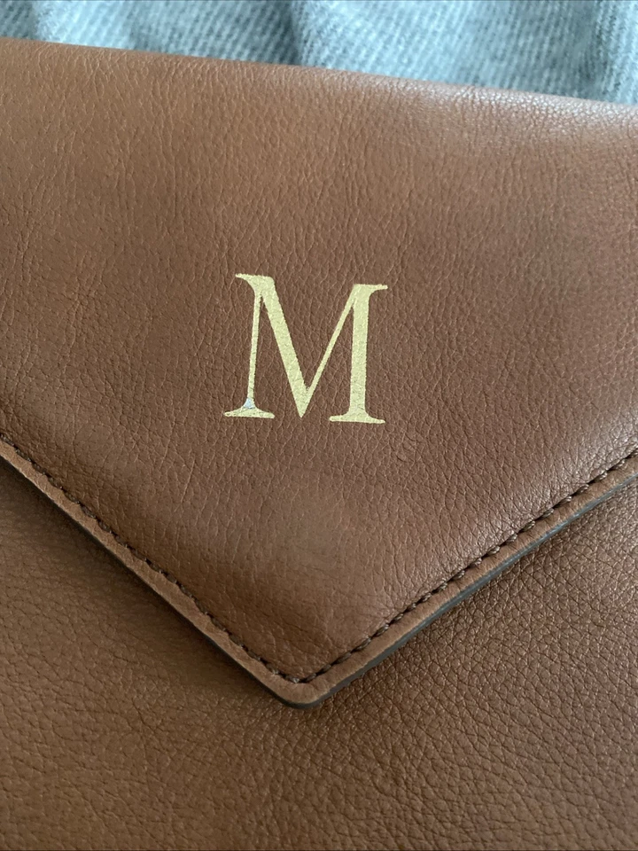 Bolso sin asas J Crew cuero tostado 2 bolsillos cremallera monograma alegre dorado letra M Foto 2 de 4