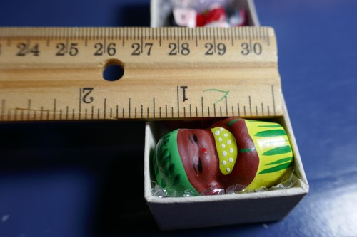 Juego de 5 muñecas Kokeshi de arcilla japonesa vintage de 1,5" en caja original multicultural - Imagen 3 de 8
