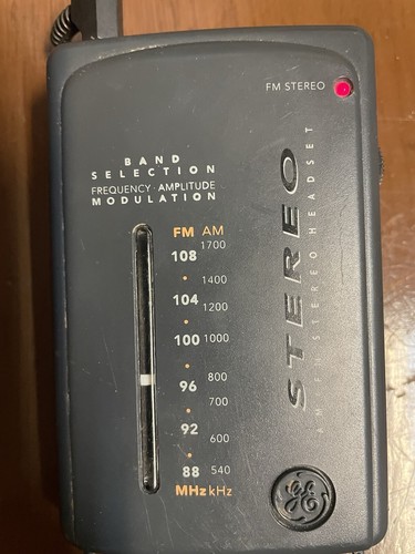 GE Portable Pocket AM/FM Radio w/ Headphones With Belt Clip 7-1637A Tested - Picture 4 of 23